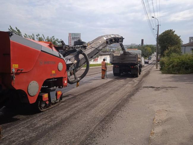 У Рівному зрізали асфальтові напливи, які виникли через спеку