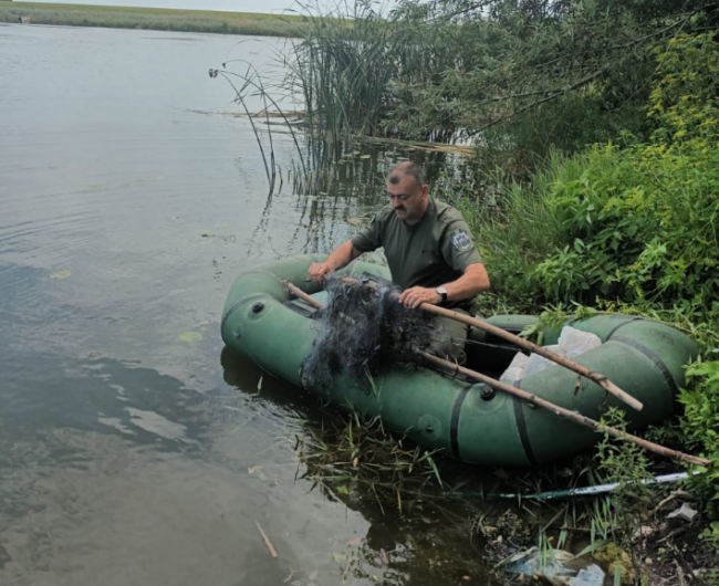 У водоймі на Дубенщині виявили 60 м сіток: горе-рибалку оштрафували