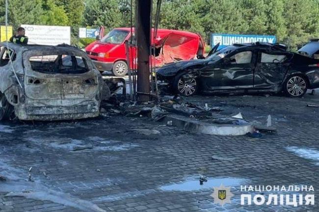 На Львівщині внаслідок ДТП зайнялась бензоколонка: є постраждалі