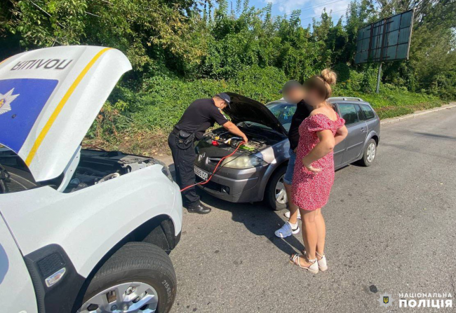 У Рівному поліцейські допомогли водійці, в авто якої розрядився акумулятор