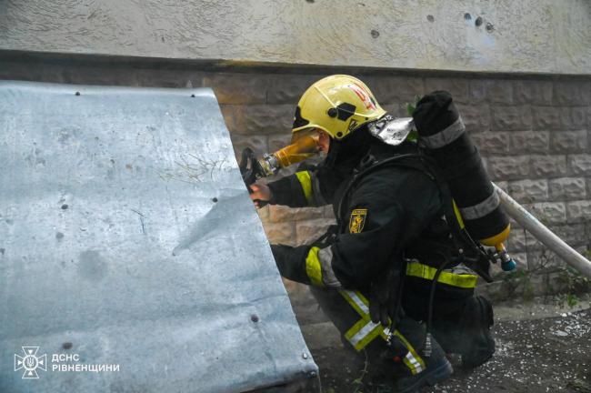 У Рівному в приямку багатоповерхівки загорілось сміття