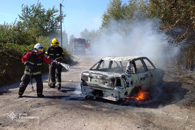 У селі на півночі Рівненщини вщент згорів легковик