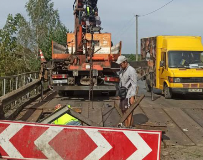 У Рівненському районі ремонтують міст через Горинь