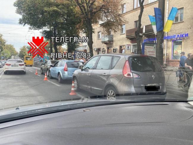 У Рівному на Соборній сталась ДТП із трьома авто (ФОТОФАКТ)