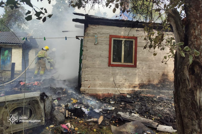 У селі в Рівненському районі вогонь знищив дах будинку та веранду