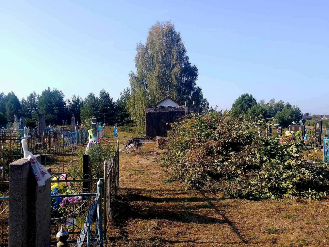 Обрізають дерева та вивозять сміття: у громаді на Рівненщини прибирають кладовища