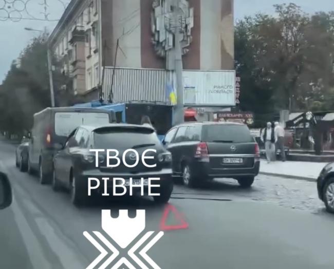 У Рівному біля ЦУМу зіткнулися 3 авто (ВІДЕО)