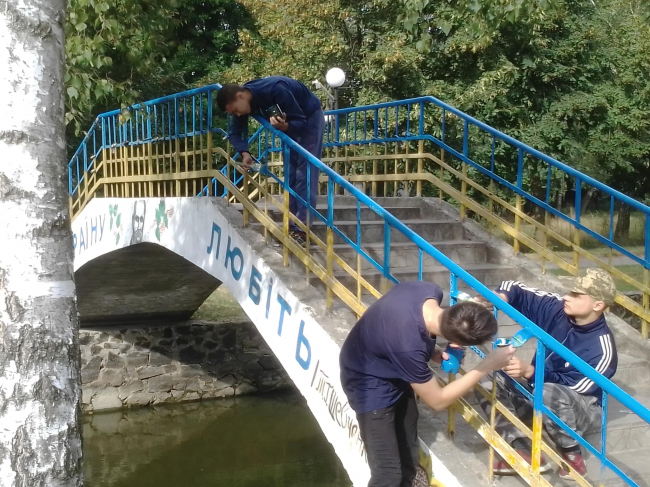 У місті на Рівненщині активна молодь навела лад на набережній