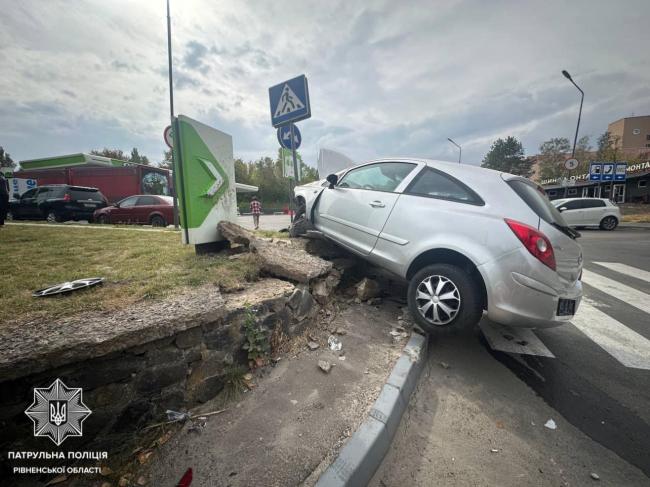 У Рівному біля АЗС на Київській сталась аварія