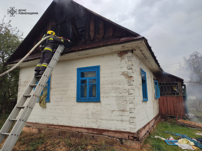 Дах уже горів: у Рівненському районі від вогню рятували будинок