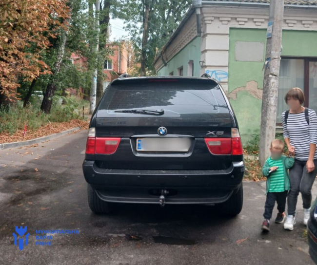 У Рівному припарковані авто доводиться обходити проїжджою частиною