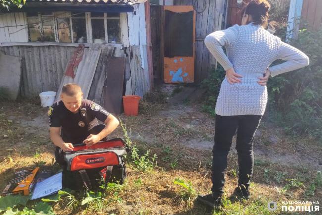 Прибирали дерева та лагодили дах: поліцейські допомагали жителям Рівненщини долати наслідки негоди