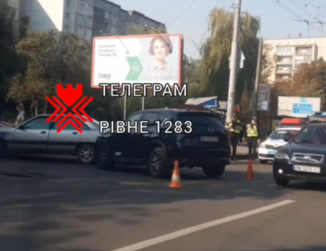 У Рівному біля автовокзалу - ДТП: працює поліція (ВІДЕО)