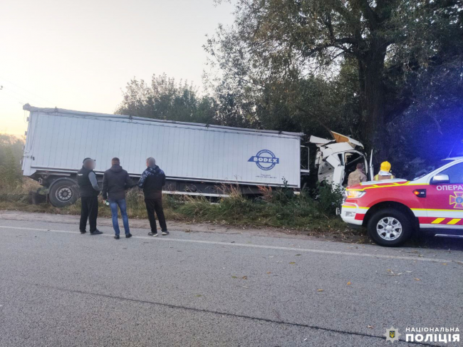 Врізався в дерево: на Дубенщині загинув водій вантажівки