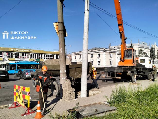 У Рівному поблизу залізничного вокзалу заміняють стару опору (ФОТО)