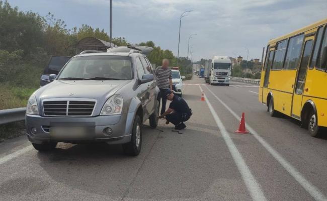 На Рівненщині у водія позашляховика сталася халепа з колесом