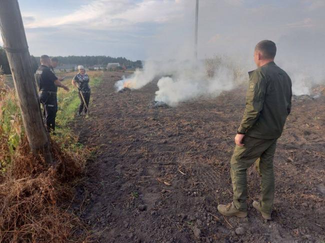 На Рівненщині оштрафували двох жінок, які палили на городі бур`ян