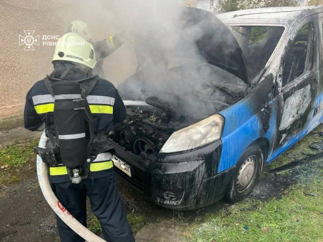 У селі на Рівненщині горів мінівен