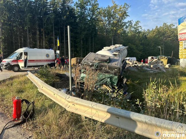 На Рівненщині у блокпост врізалась автоцистерна: загинув поліцейський