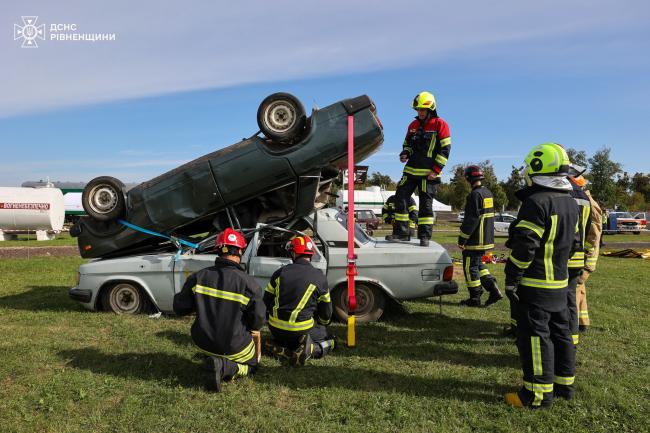 На Рівненщину з`їхалися понад 100 рятувальників з усієї країни