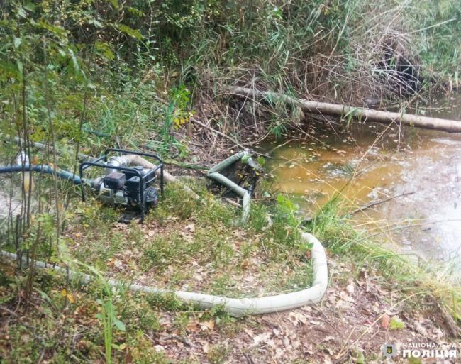 Мешканець Одещини на Рівненщині незаконно видобував бурштин