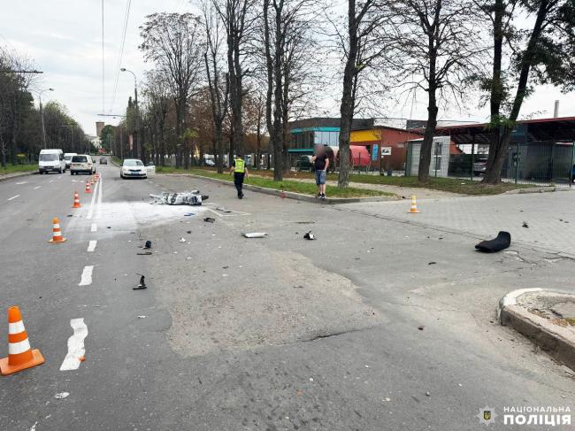 Медики не змогли врятувати життя мотоцикліста, який у Рівному зіткнувся з позашляховиком