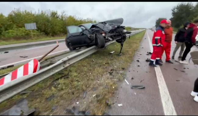 Одну з автівок відкинуло на відбійник: на трасі "Київ-Чоп" на Рівненщині - ДТП