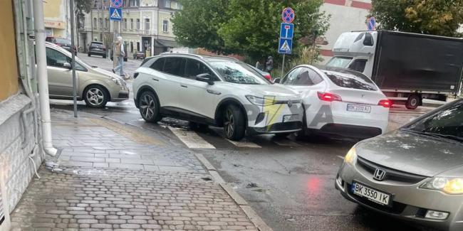 У Рівному зіткнулись два електрокари