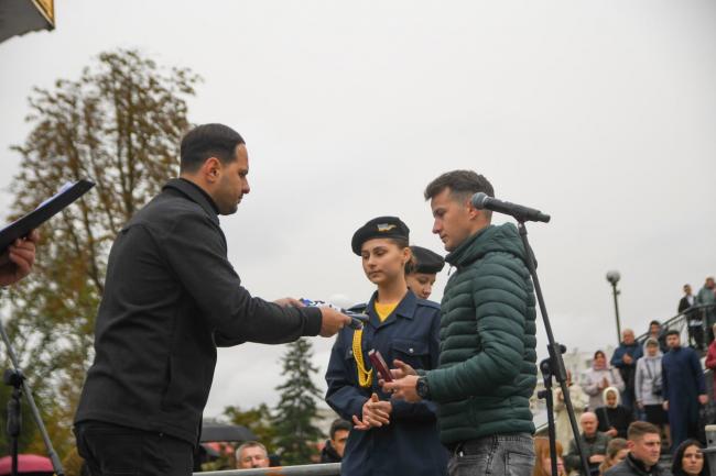 Боронив країну на Донеччині: воїну з Рівненщини вручили президентський орден