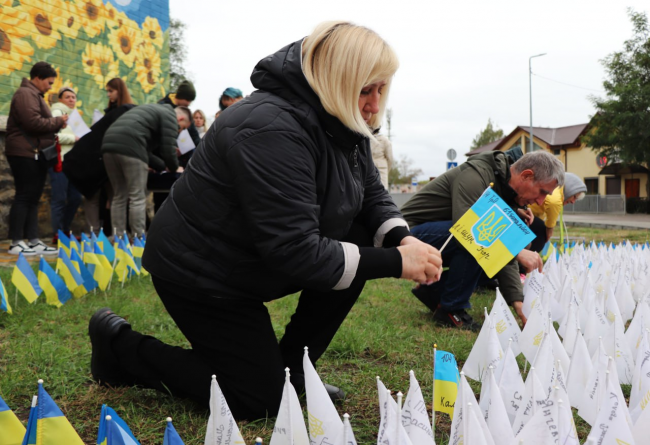 Прапорці майорять на вітрі: у Вараші триває акція "Назавжди в строю"