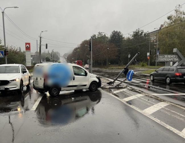 У Рівному водій напідпитку в`їхав у світлофор і сам викликав патрульних