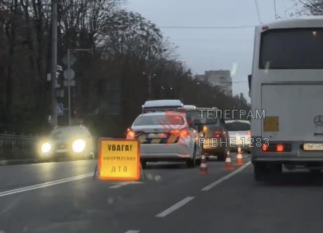 У Рівному біля "Чайки" - ДТП: працюють поліцейські (ВІДЕО)