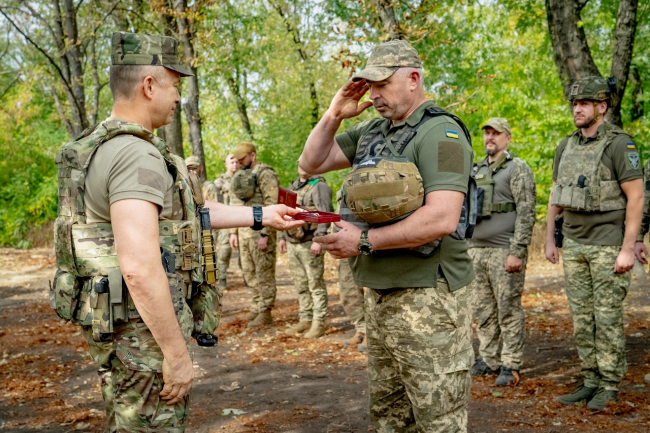 Сирський вручив "Хрест доблесті" бійцю з Рівненщини