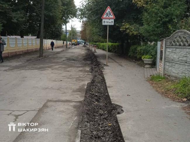 На Литовській у Рівному встановлюють нові бордюри