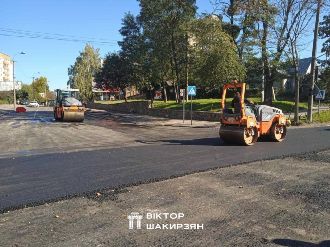 У Рівному на перехресті трьох вулиць ремонтують дорогу