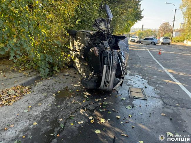 В`їхав у дерево і перекинувся: відомі деталі ДТП у Рівному на Білій