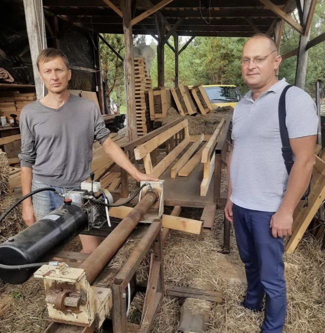 Мешканець Рівненщини започаткував виробництво стінових панелей із пресованої соломи