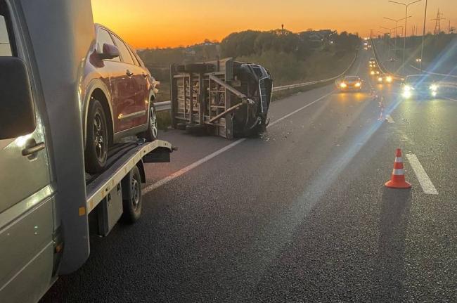 Біля Рівного вантажівка з лафетою "впустила" авто