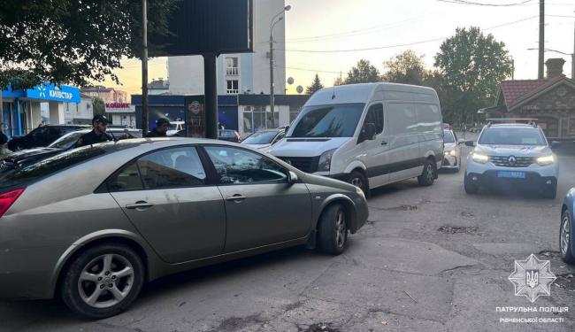 У Рівному нетверезий водій в`їхав у припаркований автомобіль