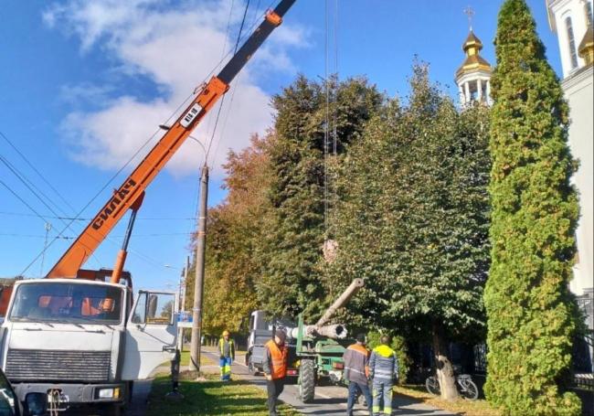 У Рівному демонтували три опори