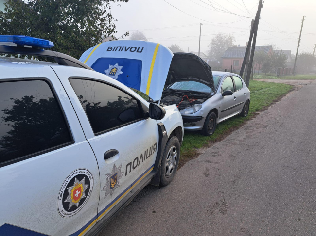 У селищі на Рівненщині поліцейські офіцери громади допомогли водієві, авто якого не заводилося