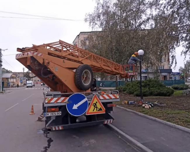 У Рівному ще на кількох світлофорах здійснили монтаж звукових оповіщувачів