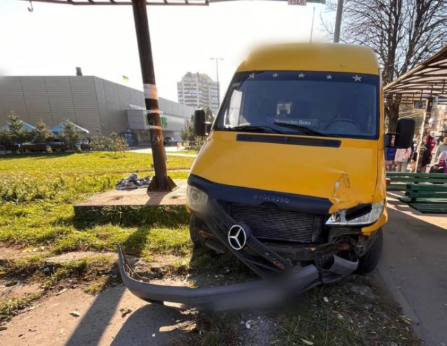 Ледь не врізався у зупинку: відомі деталі ДТП із п`яним водієм у Рівному