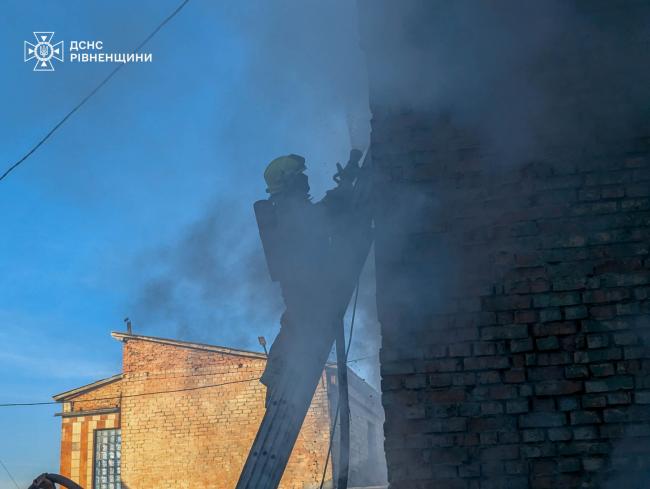 У Рівному горіла двоповерхова майстерня (ФОТО, ВІДЕО)