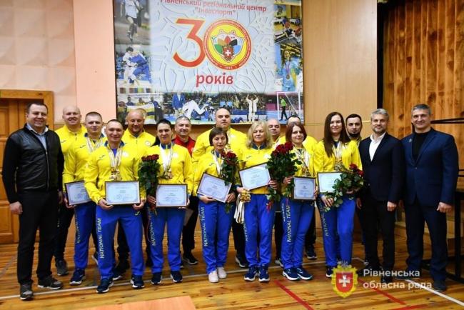 У Рівному чемпіонам світу з пауерліфтингу вручили грошові сертифікати