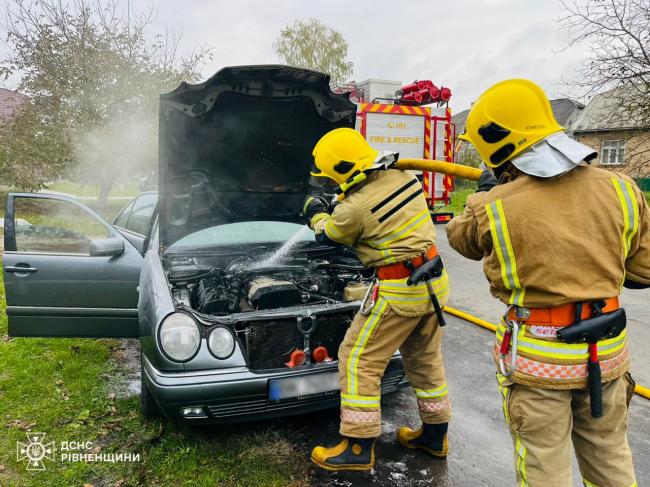 У селі на Дубенщині від вогню рятували Mercedes-Benz