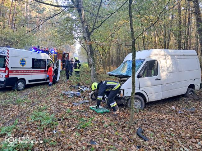 На трасі в Рівненському районі внаслідок ДТП травмувалися жінка та двоє дітей