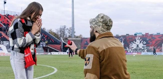 Під час матчу в Рівному військовий освідчився своїй коханій (ФОТО)