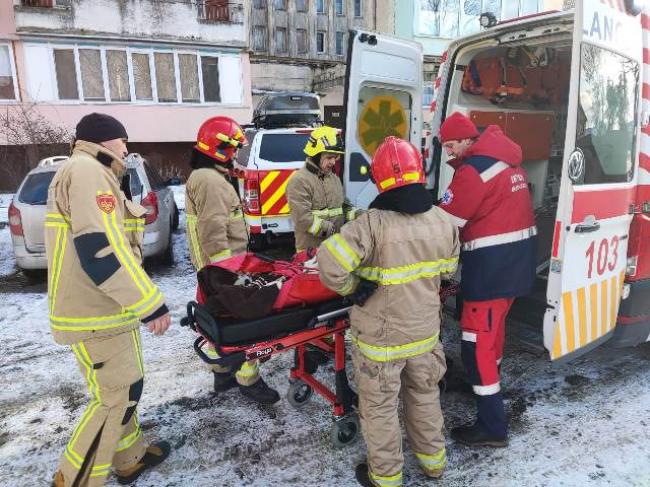 У Рівному рятувальники допомогли медикам транспортувати важкохворого чоловіка