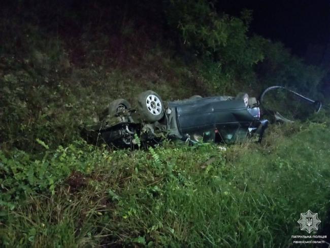 У Рівному водій BMW в`їхав у відбійник та перекинувся